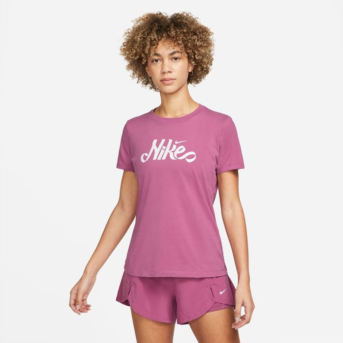 Camiseta-Manga-Corta-nike-para-mujer-W-Nk-Dfct-Tee-Nike-Script-para-entrenamiento-color-morado.-Frente-Sobre-Modelo