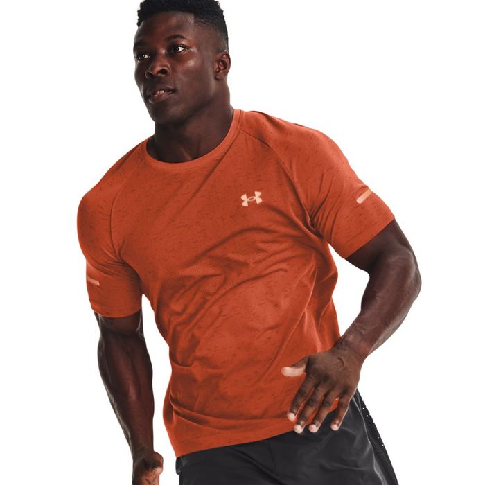 Camiseta-Manga-Corta-under-armour-para-hombre-Ua-Seamless-Run-Ss-para-correr-color-naranja.-Frente-Sobre-Modelo