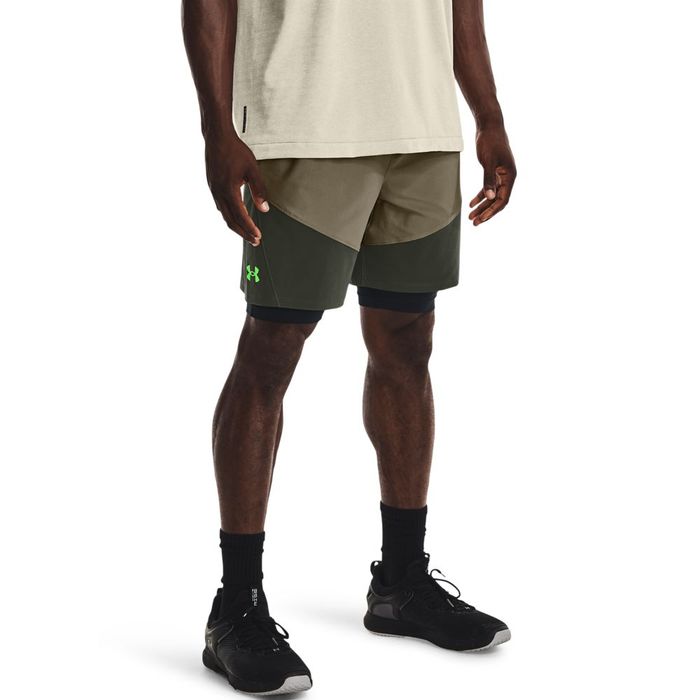 Pantaloneta-under-armour-para-hombre-Ua-Knit-Woven-Hybrid-Shorts-para-entrenamiento-color-verde.-Frente-Sobre-Modelo