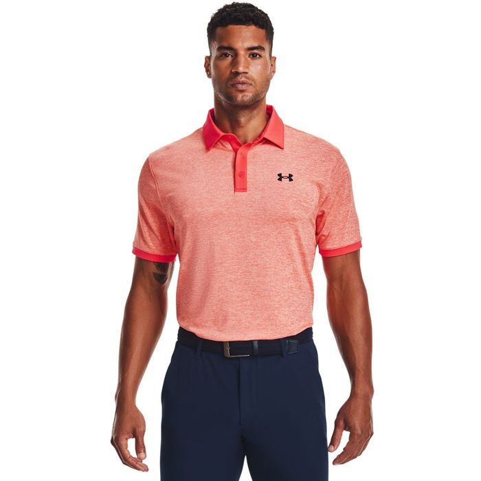Camiseta-Manga-Corta-under-armour-para-hombre-Ua-Playoff-Polo-2.0-Heather-para-golf-color-naranja.-Frente-Sobre-Modelo