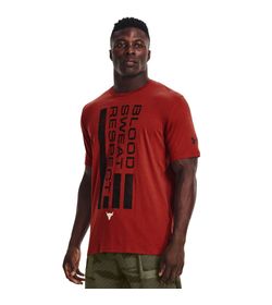 Camiseta-Manga-Corta-under-armour-para-hombre-Ua-Project-Rock-Bsr-Flag-Ss-para-entrenamiento-color-rojo.-Frente-Sobre-Modelo