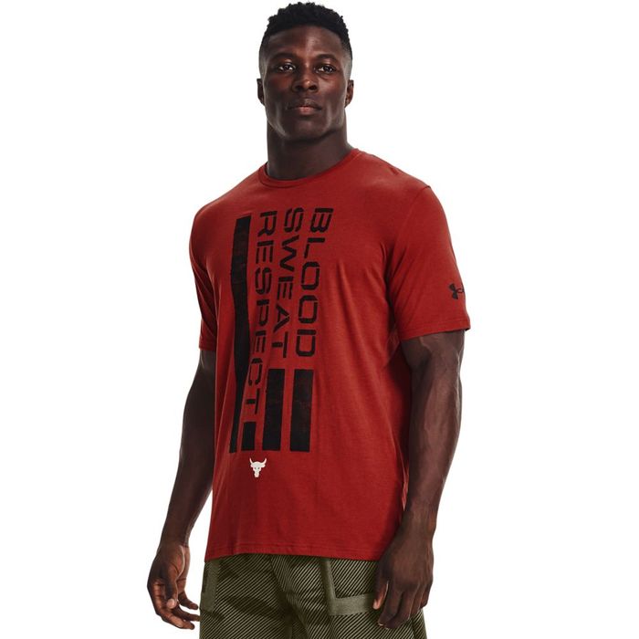 Camiseta-Manga-Corta-under-armour-para-hombre-Ua-Project-Rock-Bsr-Flag-Ss-para-entrenamiento-color-rojo.-Frente-Sobre-Modelo