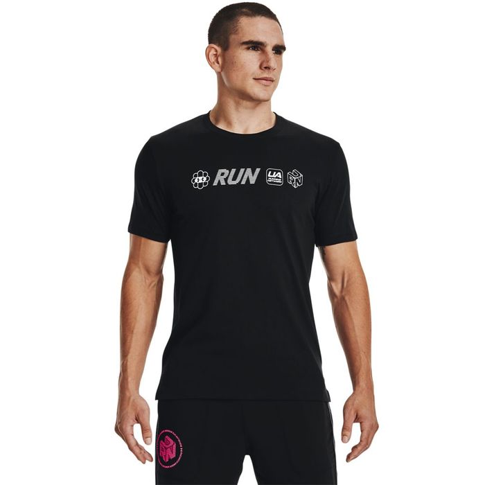 Camiseta-Manga-Corta-under-armour-para-hombre-Ua-Run-Anywhere-Ss-para-correr-color-negro.-Frente-Sobre-Modelo