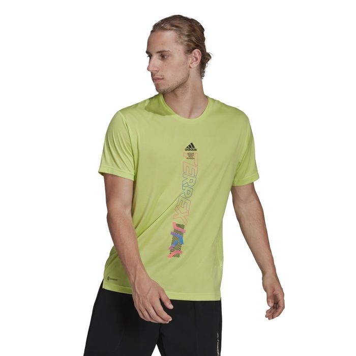 Camiseta-Manga-Corta-adidas-para-hombre-Agravic-Shirt-para-outdoor-color-verde.-Frente-Sobre-Modelo