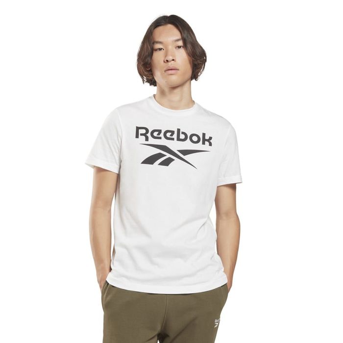 Camiseta-Manga-Corta-reebok-para-hombre-Ri-Big-Logo-Tee-para-entrenamiento-color-blanco.-Frente-Sobre-Modelo