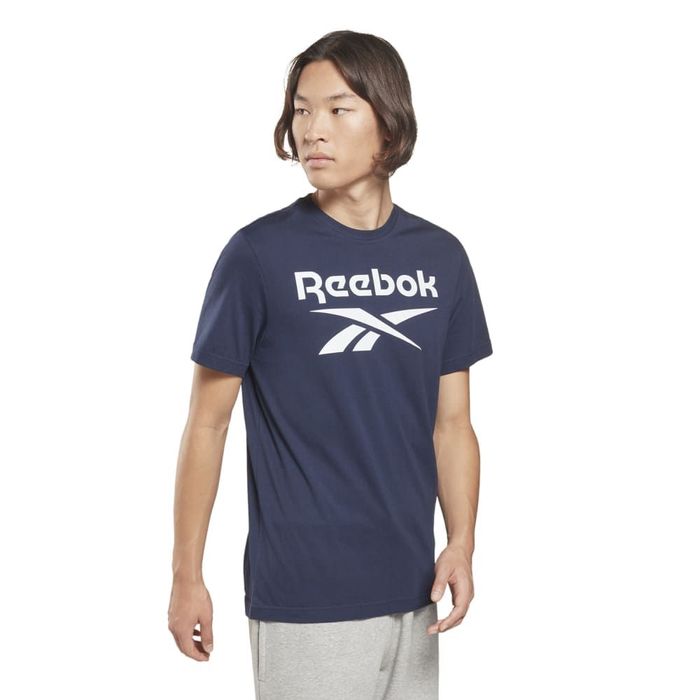 Camiseta-Manga-Corta-reebok-para-hombre-Ri-Big-Logo-Tee-para-entrenamiento-color-azul.-Frente-Sobre-Modelo