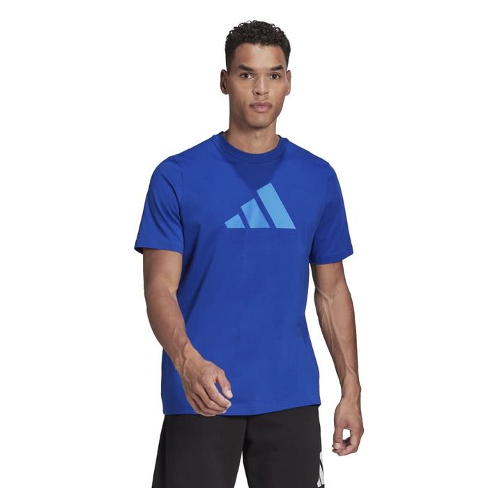 Camiseta-Manga-Corta-adidas-para-hombre-M-Fi-3Bar-Tee-para-moda-color-azul.-Frente-Sobre-Modelo