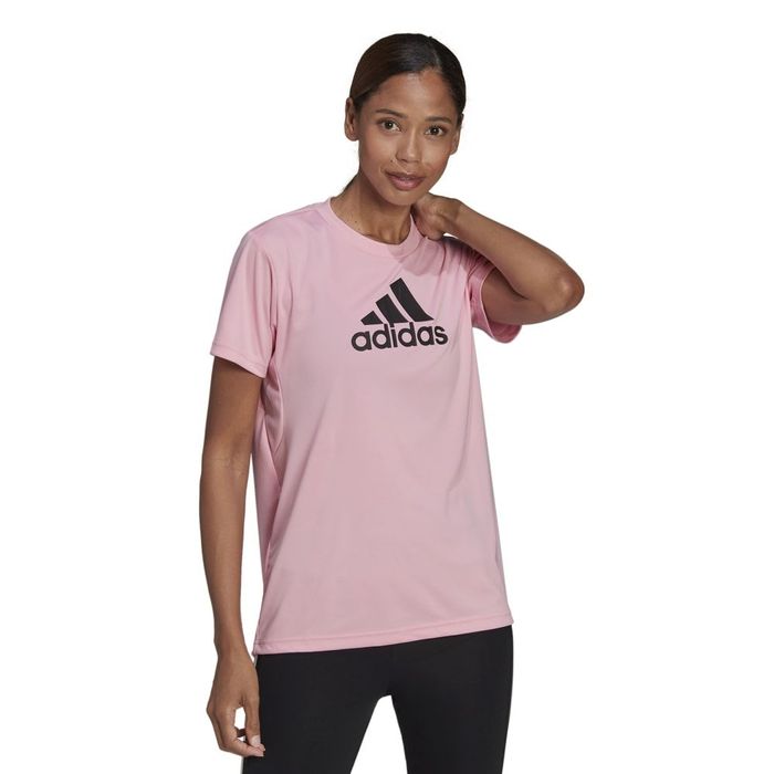 Camiseta-Manga-Corta-adidas-para-mujer-W-Bl-T-para-entrenamiento-color-rosado.-Frente-Sobre-Modelo