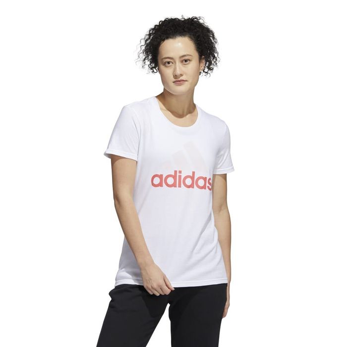 Camiseta-Manga-Corta-adidas-para-mujer-W-Basic-Bos-Tee-para-moda-color-blanco.-Frente-Sobre-Modelo