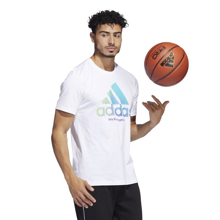 Camiseta-Manga-Corta-adidas-para-hombre-Wbt-Bos-Tee-para-baloncesto-color-blanco.-Frente-Sobre-Modelo