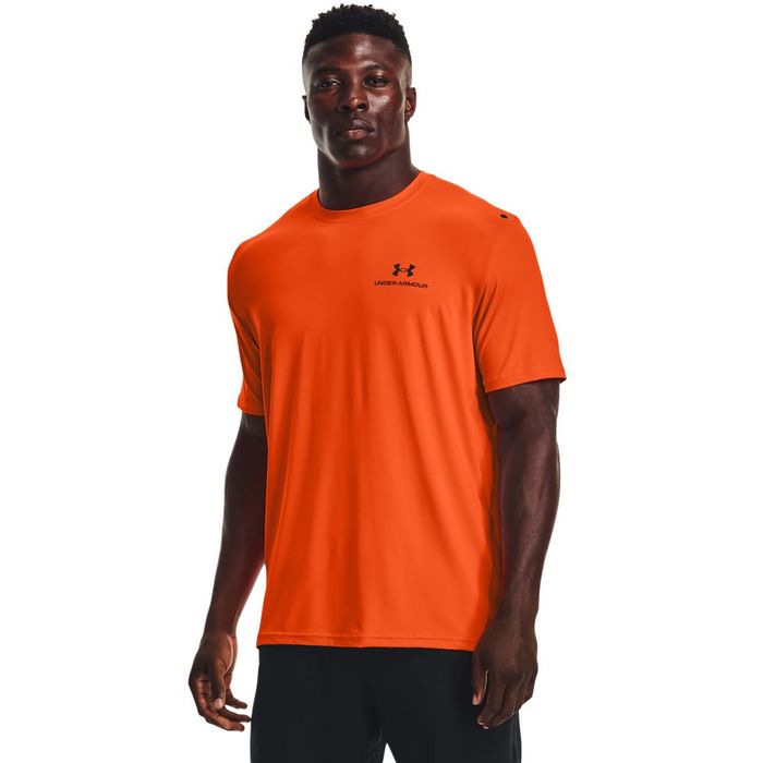 Camiseta-Manga-Corta-under-armour-para-hombre-Ua-Rush-Energy-Ss-para-entrenamiento-color-naranja.-Frente-Sobre-Modelo