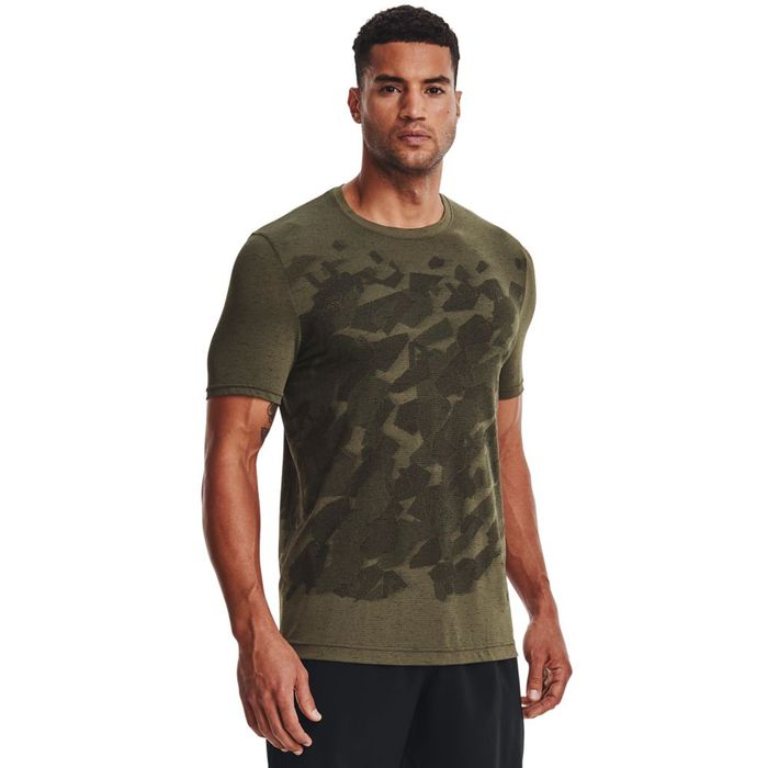 Camiseta-Manga-Corta-under-armour-para-hombre-Ua-Seamless-Camouflage-Ss-para-entrenamiento-color-verde.-Frente-Sobre-Modelo