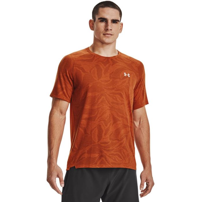 Camiseta-Manga-Corta-under-armour-para-hombre-Ua-Streaker-Jacquard-Tee-para-correr-color-naranja.-Frente-Sobre-Modelo