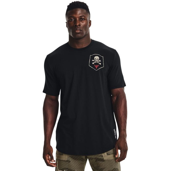 Camiseta-Manga-Corta-under-armour-para-hombre-Ua-Pjt-Rock-100-Percent-Ss-para-entrenamiento-color-negro.-Frente-Sobre-Modelo