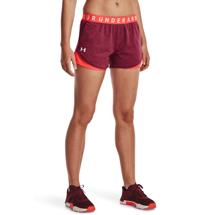 Pantaloneta-under-armour-para-mujer-Play-Up-Twist-Shorts-3.0-para-entrenamiento-color-rojo.-Frente-Sobre-Modelo