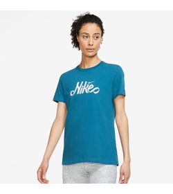 Camiseta-Manga-Corta-nike-para-mujer-W-Nk-Dfct-Tee-Nike-Script-para-entrenamiento-color-azul.-Frente-Sobre-Modelo