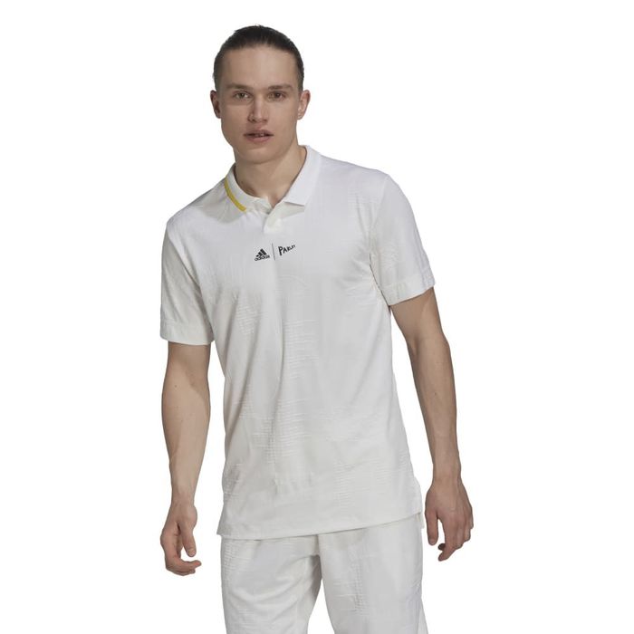 Camiseta-Manga-Corta-adidas-para-hombre-London-Polo---------White-Impyel-para-tenis-color-blanco.-Frente-Sobre-Modelo