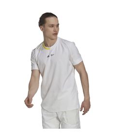 Camiseta-Manga-Corta-adidas-para-hombre-London-Woven-T------White-Impyel-para-tenis-color-blanco.-Frente-Sobre-Modelo