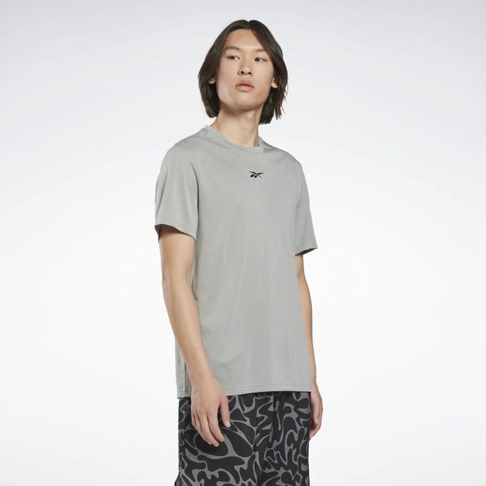 Camiseta-Manga-Corta-reebok-para-hombre-Wor-Melange-Tee-para-entrenamiento-color-gris.-Frente-Sobre-Modelo