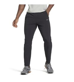 Pantalon-reebok-para-hombre-Ts-Performance-Track-Pant-para-entrenamiento-color-negro.-Frente-Sobre-Modelo