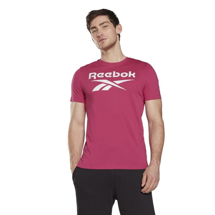 Camiseta-Manga-Corta-reebok-para-hombre-Ri-Big-Logo-Tee-para-entrenamiento-color-rosado.-Frente-Sobre-Modelo
