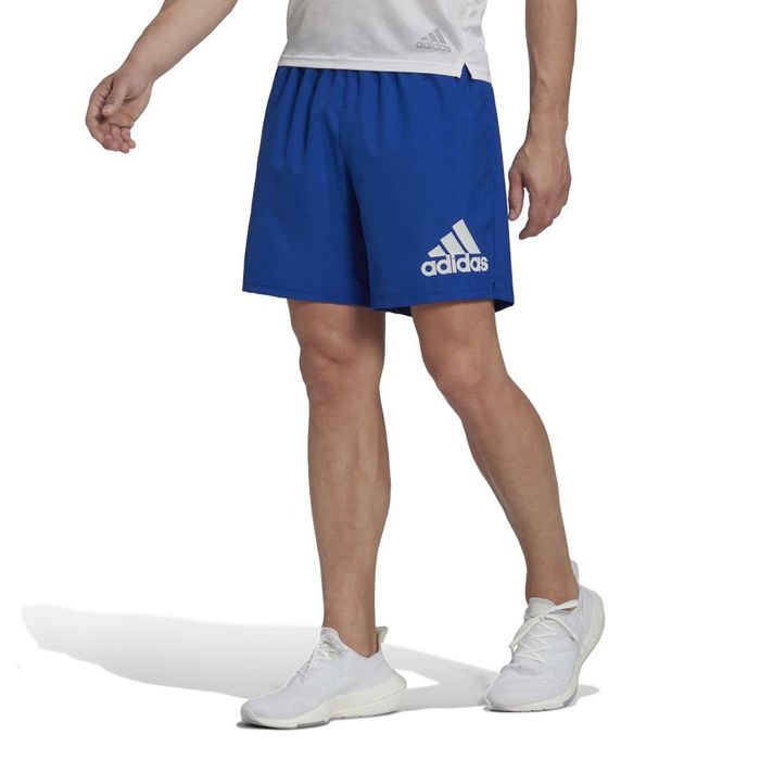 Pantaloneta-adidas-para-hombre-Run-It-Short-M-para-correr-color-azul.-Frente-Sobre-Modelo