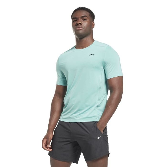 Camiseta-Manga-Corta-reebok-para-hombre-Ts-Ac-Solid-Athlete-Tee-para-entrenamiento-color-multicolor.-Frente-Sobre-Modelo