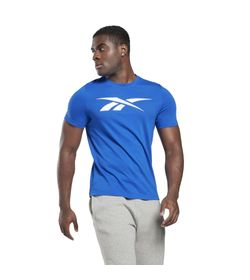 Camiseta-Manga-Corta-reebok-para-hombre-Gs-Vector-Tee-para-entrenamiento-color-azul.-Frente-Sobre-Modelo