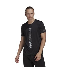 Camiseta-Manga-Corta-adidas-para-hombre-Agravic-Shirt-para-correr-color-negro.-Frente-Sobre-Modelo