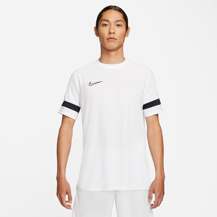 Camiseta-Manga-Corta-nike-para-hombre-M-Nk-Df-Acd21-Top-Ss-para-futbol-color-blanco.-Frente-Sobre-Modelo