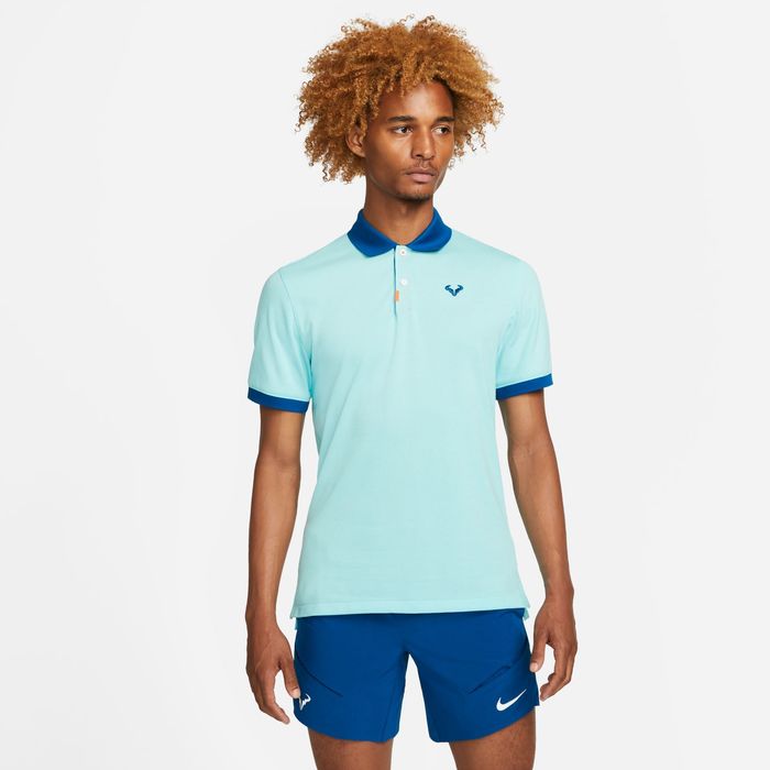 Camiseta-Manga-Corta-nike-para-hombre-The-Nike-Polo-Df-Rafa-Slim-para-tenis-color-azul.-Frente-Sobre-Modelo