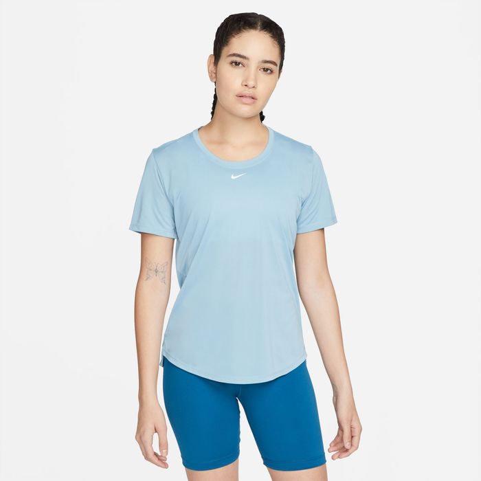 Camiseta-Manga-Corta-nike-para-mujer-W-Nk-One-Df-Ss-Std-Top-para-entrenamiento-color-azul.-Frente-Sobre-Modelo