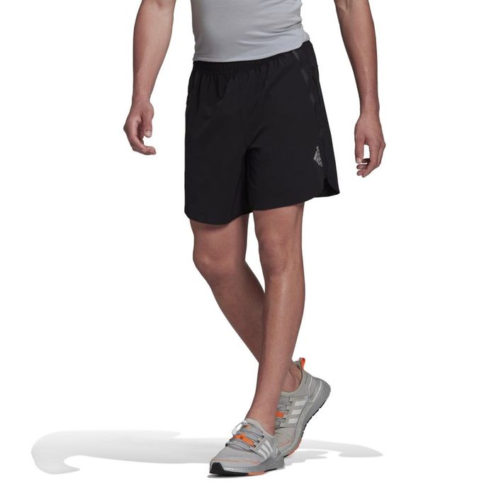 Pantaloneta-adidas-para-hombre-M-D4T-Und-Sho-para-entrenamiento-color-negro.-Frente-Sobre-Modelo