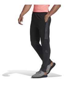 Pantalon-adidas-para-hombre-Run-Icon-Pant-para-correr-color-negro.-Frente-Sobre-Modelo