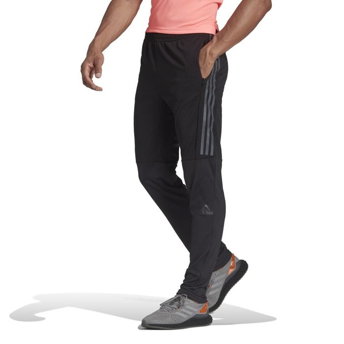 Pantalon-adidas-para-hombre-Run-Icon-Pant-para-correr-color-negro.-Frente-Sobre-Modelo