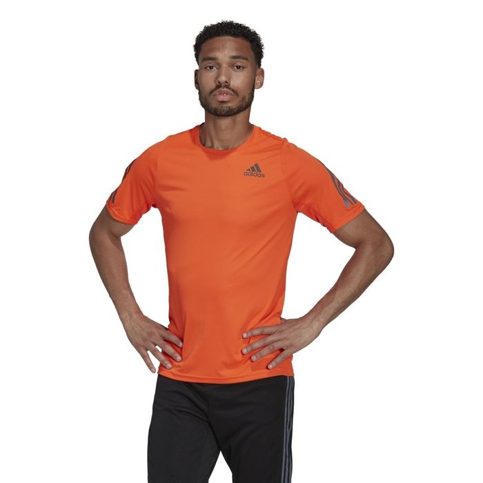 Camiseta-Manga-Corta-adidas-para-hombre-Run-Icon-Tee-para-correr-color-naranja.-Frente-Sobre-Modelo