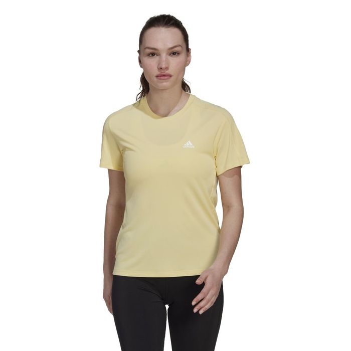 Camiseta-Manga-Corta-adidas-para-mujer-Run-It-Tee-W-para-correr-color-amarillo.-Frente-Sobre-Modelo