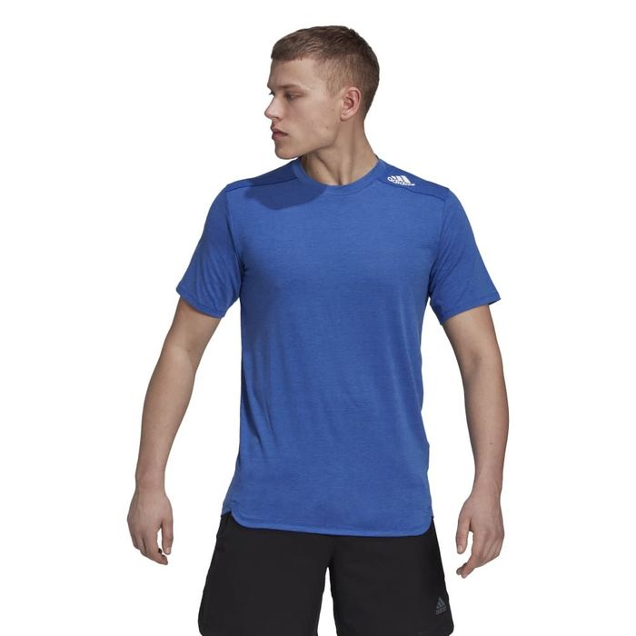 Camiseta-Manga-Corta-adidas-para-hombre-M-D4T-Tee-para-entrenamiento-color-azul.-Frente-Sobre-Modelo