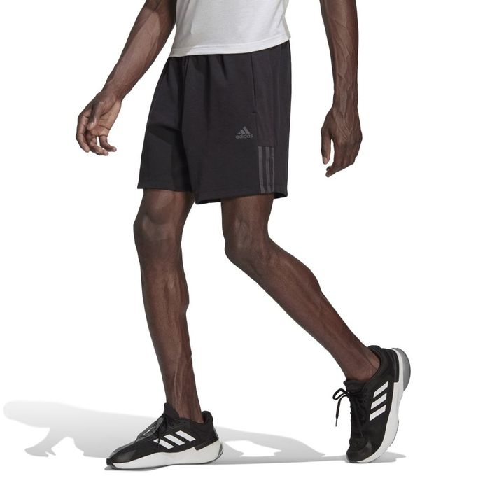 Pantaloneta-adidas-para-hombre-Yo-Short-para-entrenamiento-color-negro.-Frente-Sobre-Modelo
