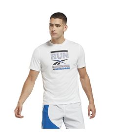 Camiseta-Manga-Corta-reebok-para-hombre-Running--Ss--Graphic-Tee-para-correr-color-blanco.-Frente-Sobre-Modelo