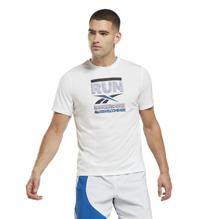 Camiseta-Manga-Corta-reebok-para-hombre-Running--Ss--Graphic-Tee-para-correr-color-blanco.-Frente-Sobre-Modelo