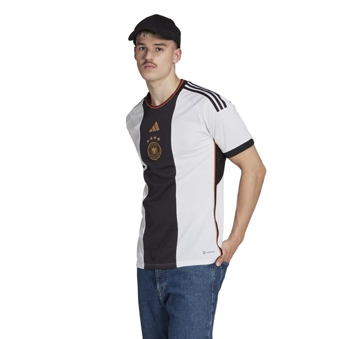 Camiseta-Manga-Corta-adidas-para-hombre-Dfb-H-Jsy-para-futbol-color-blanco.-Frente-Sobre-Modelo