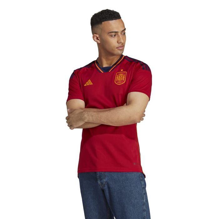 Camiseta-De-Equipo-adidas-para-niño-Fef-H-Jsy-para-futbol-color-rojo.-Frente-Sobre-Modelo