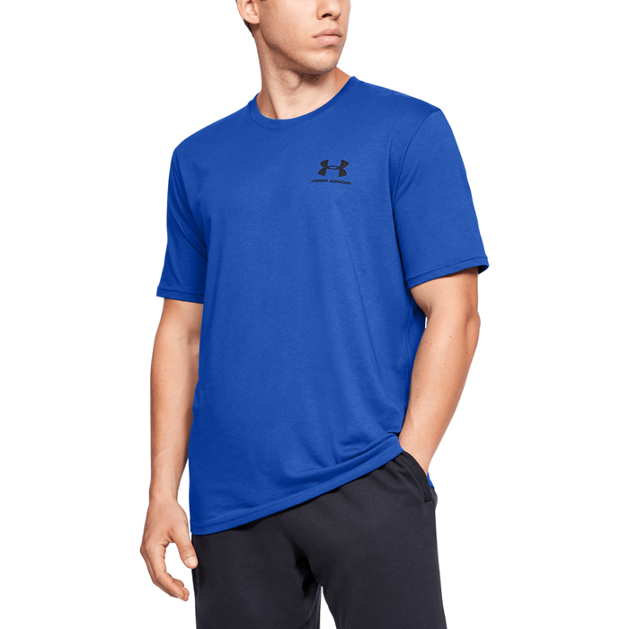 Camiseta-Manga-Corta-under-armour-para-hombre-Sportstyle-Left-Chest-Ss-para-entrenamiento-color-azul.-Frente-Sobre-Modelo