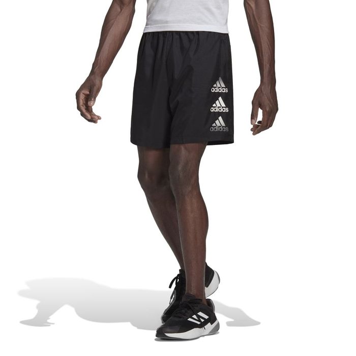 Pantaloneta-adidas-para-hombre-D2M-Logo-Short-para-entrenamiento-color-negro.-Frente-Sobre-Modelo