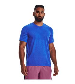 Camiseta-Manga-Corta-under-armour-para-hombre-Ua-Run-Anywhere-Breeze-Tee-para-correr-color-azul.-Frente-Sobre-Modelo