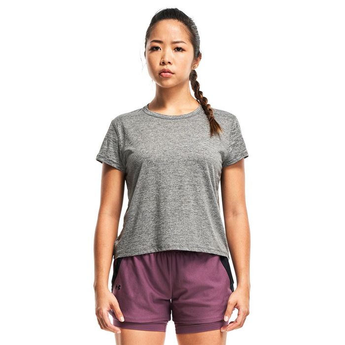 Camiseta-Manga-Corta-under-armour-para-mujer-Ua-Knockout-T-Shirt-para-entrenamiento-color-gris.-Frente-Sobre-Modelo