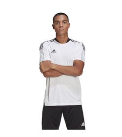 Camiseta-Manga-Corta-adidas-para-hombre-Tiro21-Tr-Jsy-para-futbol-color-blanco.-Frente-Sobre-Modelo