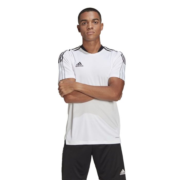 Camiseta-Manga-Corta-adidas-para-hombre-Tiro21-Tr-Jsy-para-futbol-color-blanco.-Frente-Sobre-Modelo