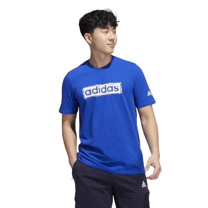 Camiseta-Manga-Corta-adidas-para-hombre-M-Skt-Lin-G-T-para-moda-color-azul.-Frente-Sobre-Modelo